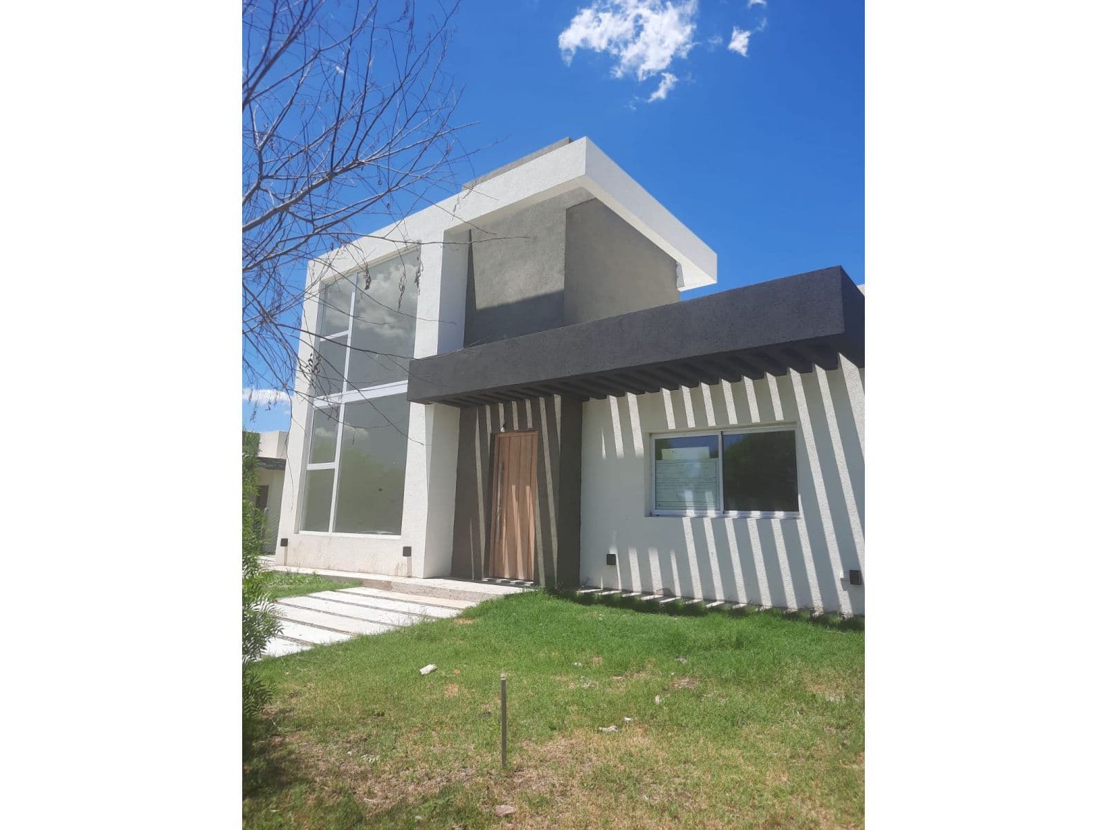 HERMOSA PROPIEDAD EN 1 PLANTA! IMPERDIBLE OPORTUNIDAD! 3 DORM. 1 SUITE C/VEST. - 1