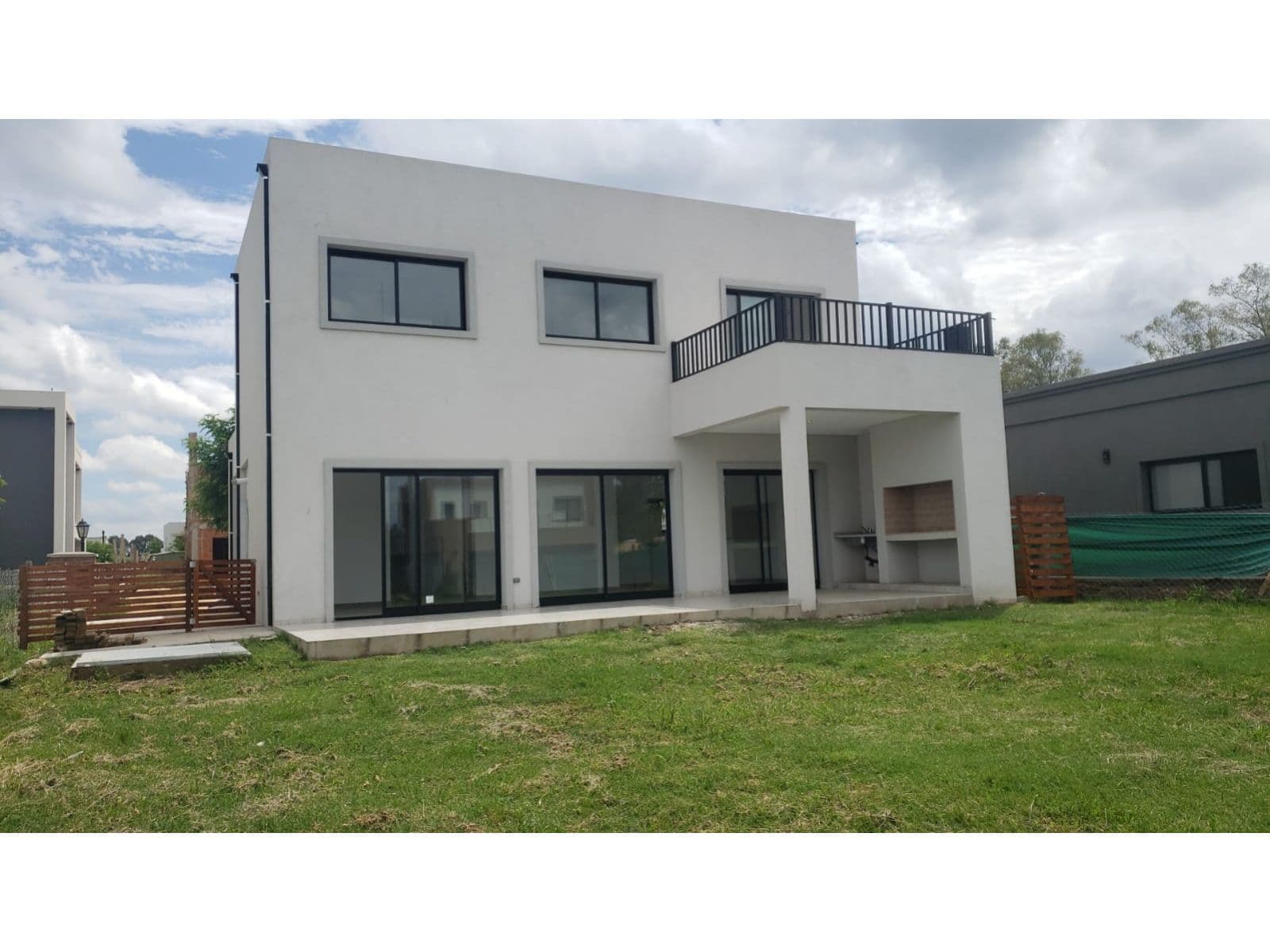 HERMOSA CASA DE4 AMBIENTES EN BARRIO SAN PABLO! 3 DORM. 1 EN SUITE C/VEST. GALERIA, AMPLIO PARQUE - 1
