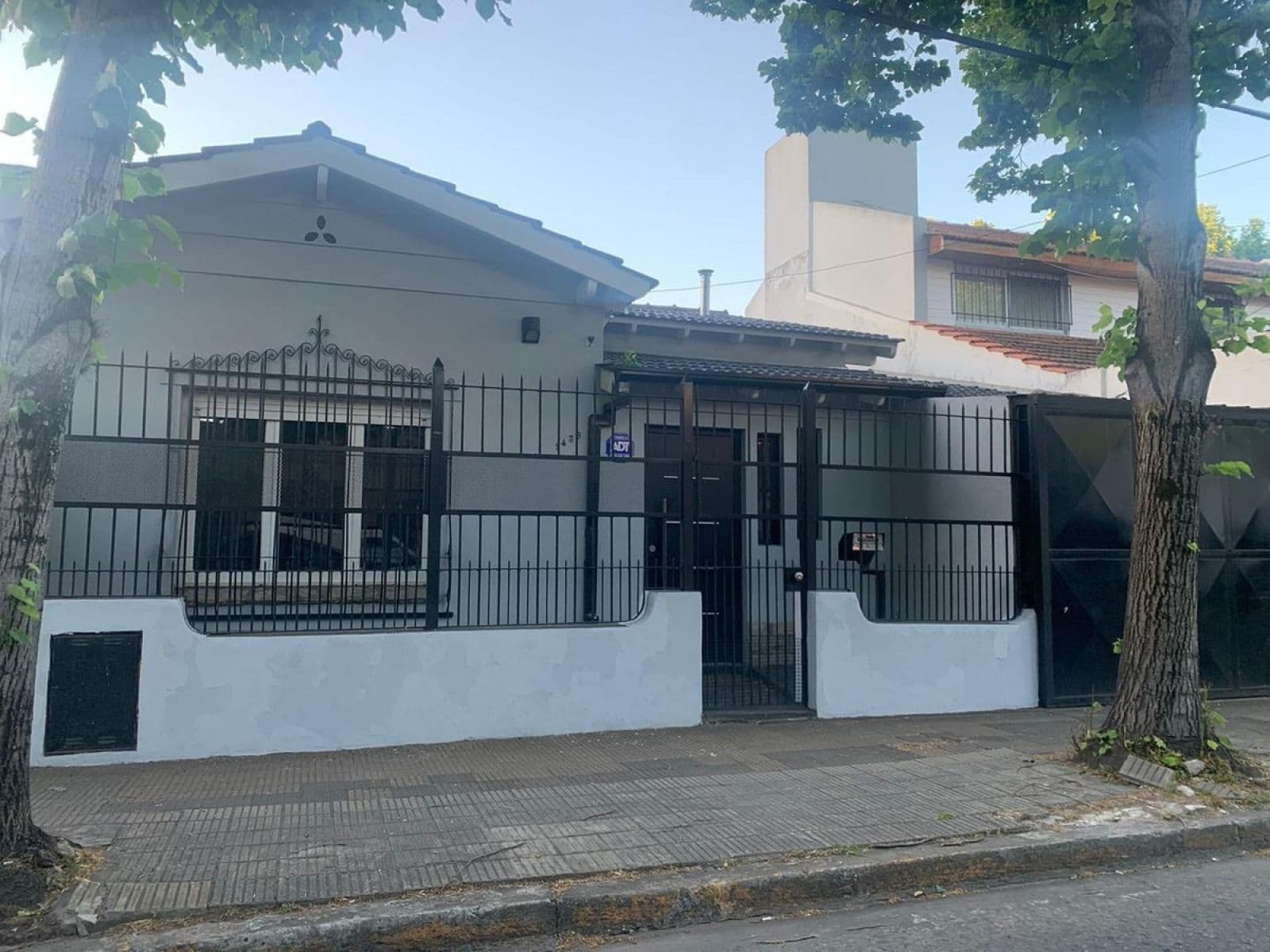 Casa Con Patio , Jardin Fondo Libre . 2 Habitaciones lote propio - 1